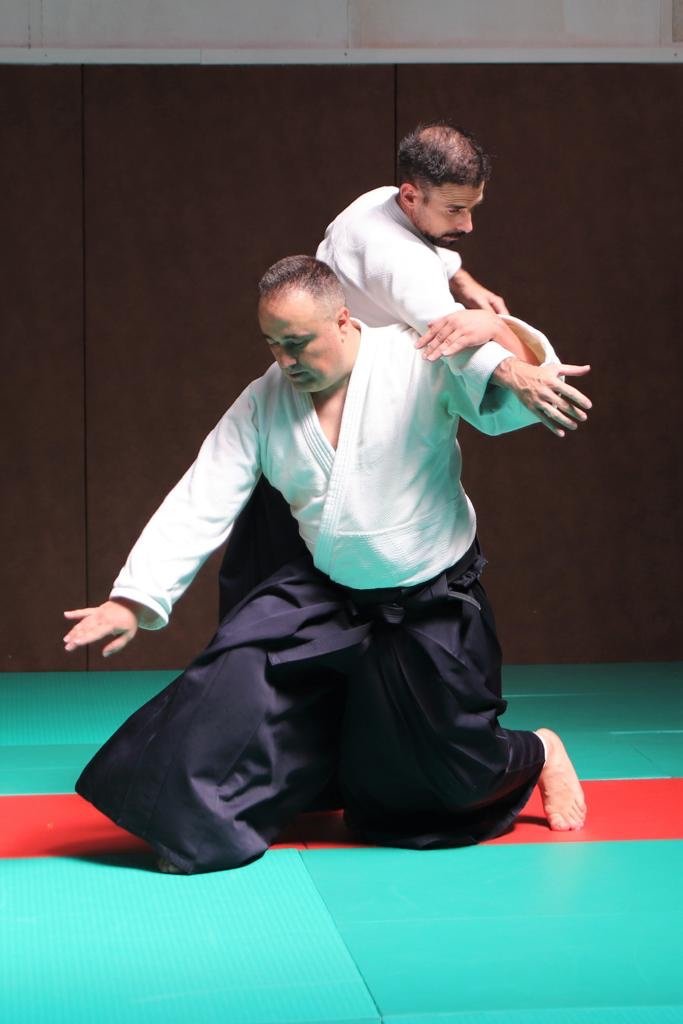Dos personas practicando aikido
